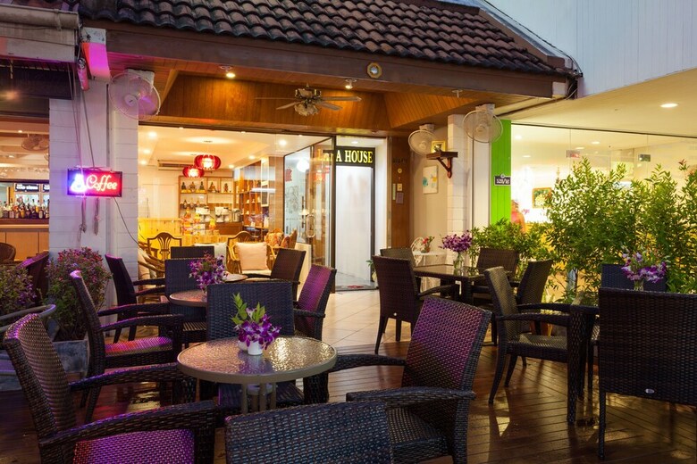 Hostal Karon Sunshine Guesthouse & Bar