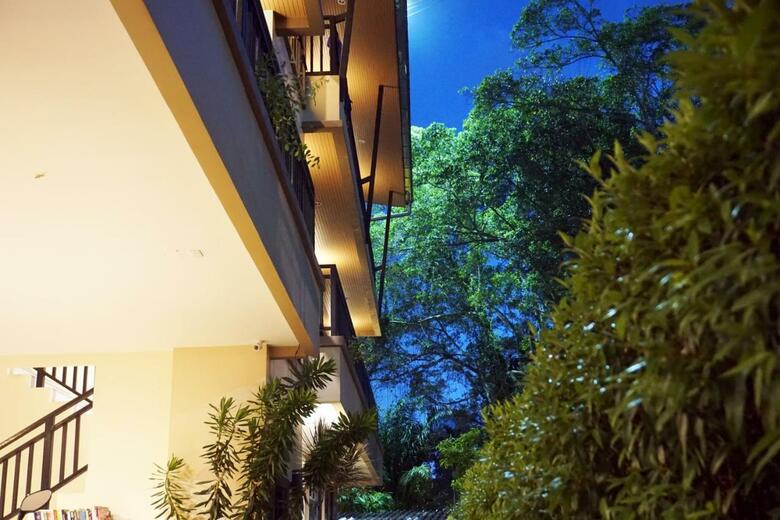 Hostal Pensiri House