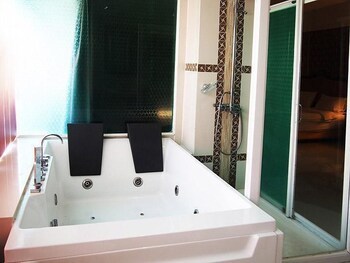 Hotel The Privi Suites
