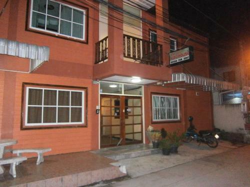 Hostal Aura House