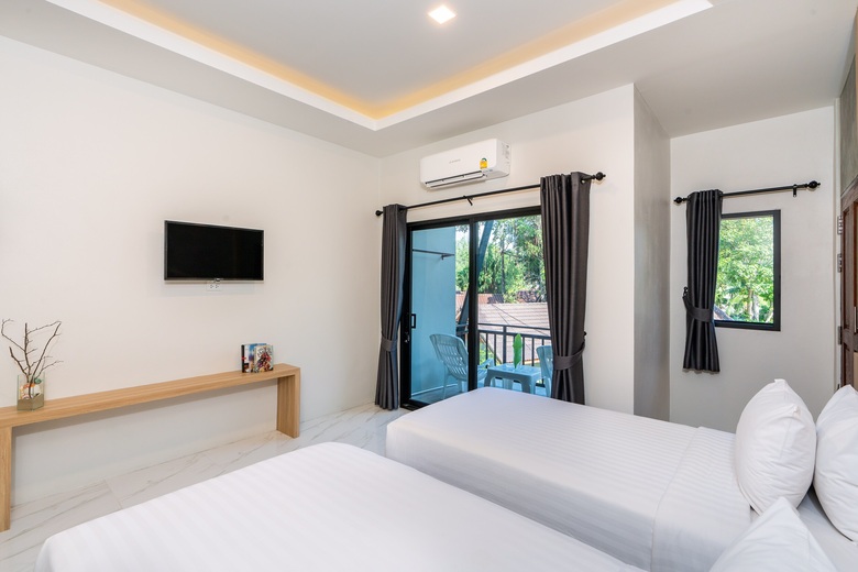 Hotel Kaw Kwang Beach Resort