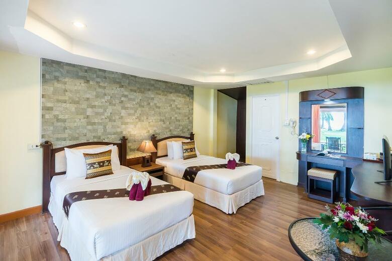 Hotel Kaw Kwang Beach Resort