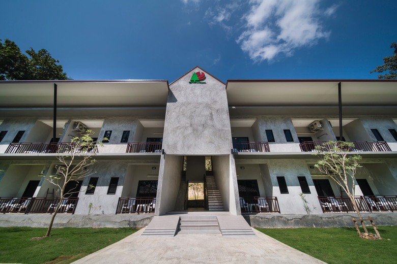 Hotel Kaw Kwang Beach Resort