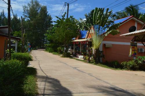 Lodge Baan Long Beach