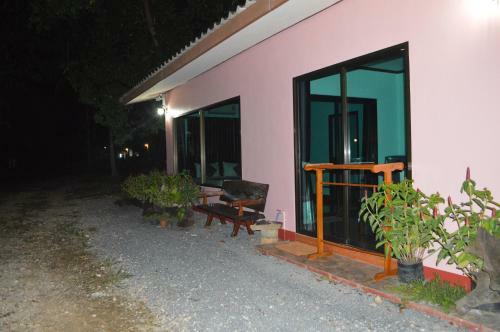 Lodge Baan Long Beach