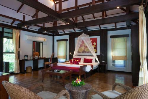 Hotel Phi Phi Natural Resort