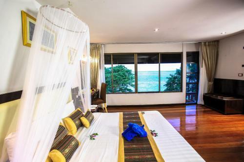 Hotel Phi Phi Natural Resort