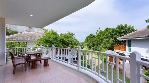 Apartamentos Baan Poolom Beachfront Condominium