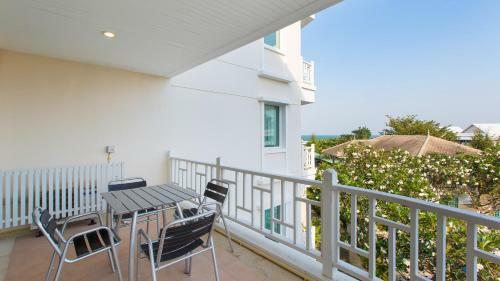 Apartamentos Baan Poolom Beachfront Condominium