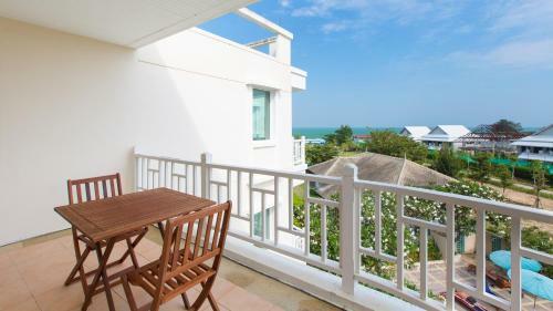 Apartamentos Baan Poolom Beachfront Condominium
