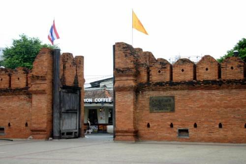 Hostal Thana Hotel & Guest House