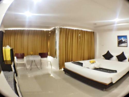 Hostal Swiss House