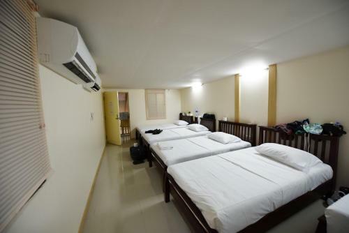 Hostal B Place Guesthouse