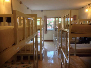 Hostal Ibiza House Phi Phi