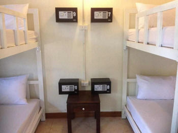 Hostal Ibiza House Phi Phi