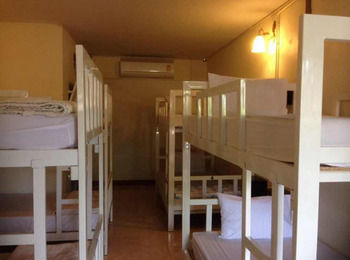 Hostal Ibiza House Phi Phi