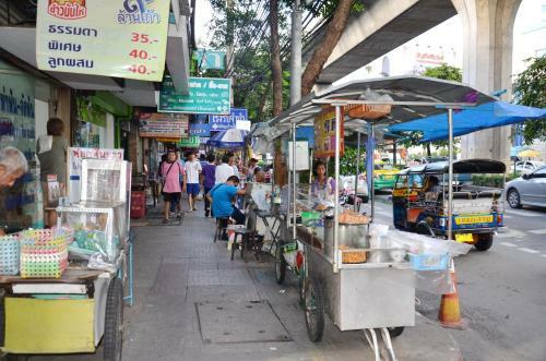 Hostal Bangkok Condotel