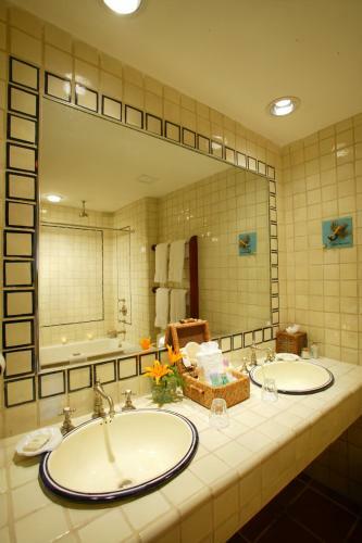 Pelican Bay Hotel
