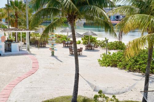 Hotel Sandyport Beach Resort