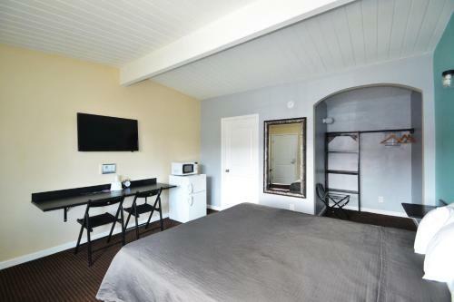 Motel Lodge At 32nd
