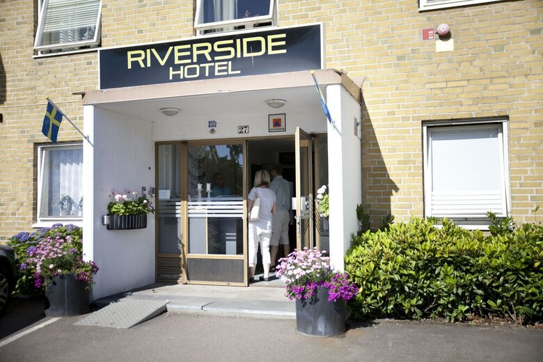 Riverside Hotel & Apartments