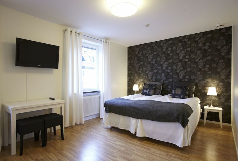 Riverside Hotel & Apartments