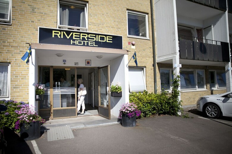 Riverside Hotel & Apartments