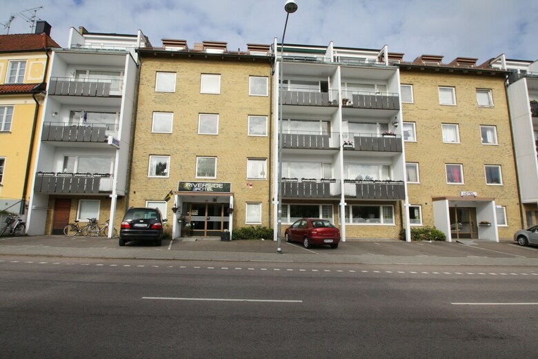 Riverside Hotel & Apartments