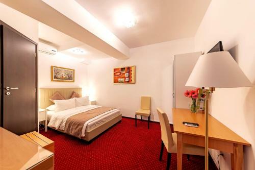 Caesar's Downtown Aparthotel