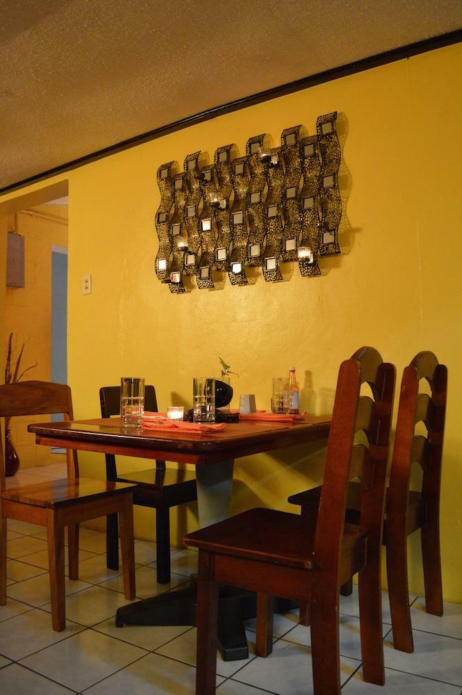 El Rey Hotel
