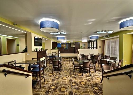 Hotel Comfort Inn & Suites