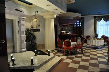 Man-tess Hotel