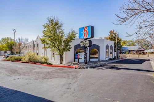 Motel 6 Santa Fe Central