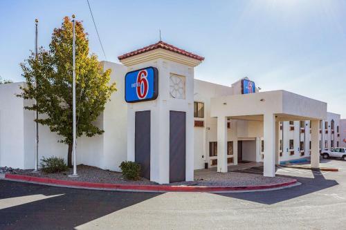 Motel 6 Santa Fe Central