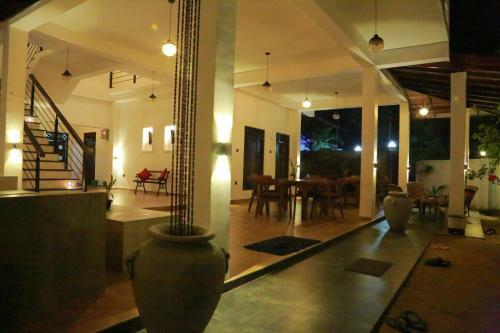 Posada Midigama Holiday Inn