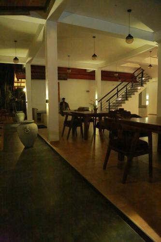 Posada Midigama Holiday Inn