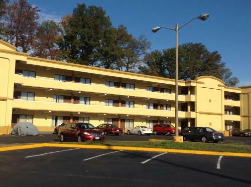 Hotel Diamond Inn & Suites