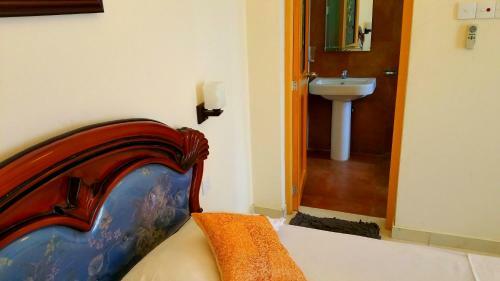 Hostal Holiday Fashion Inn