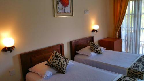 Hostal Holiday Fashion Inn