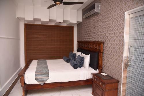 Lawrence View Hotel