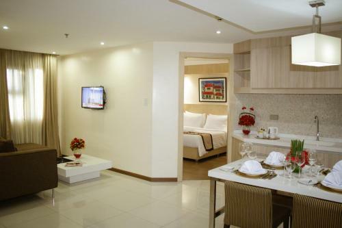 Golden Prince Hotel & Suites