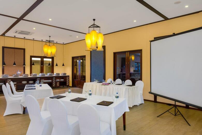 Hotel Chaarya Resort & Spa