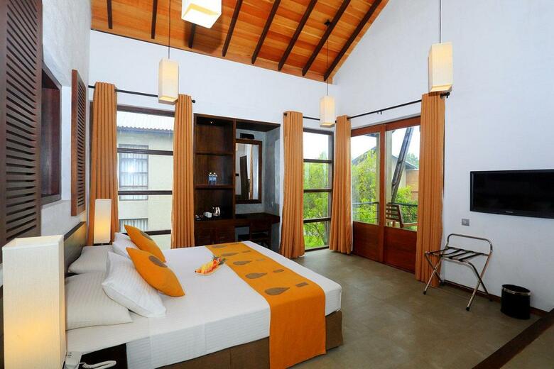 Hotel Chaarya Resort & Spa