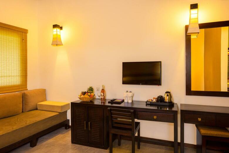 Hotel Chaarya Resort & Spa