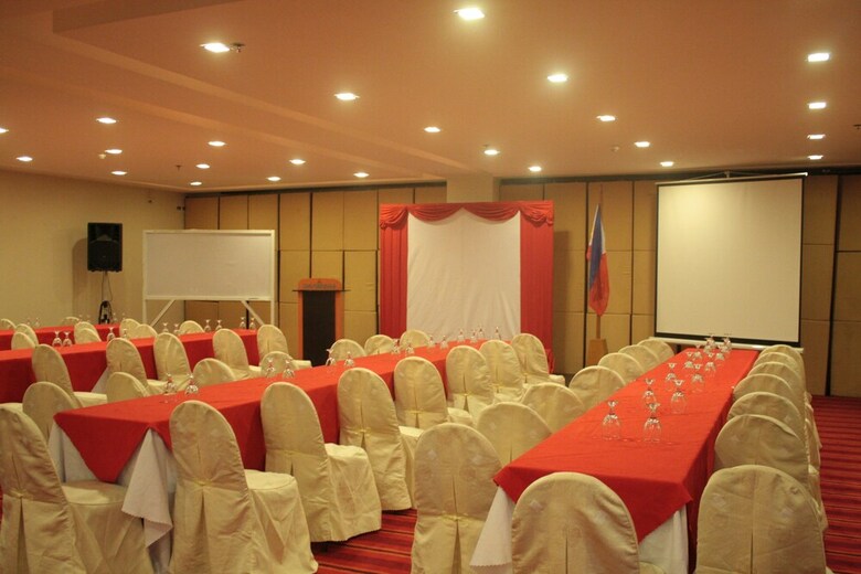 The Pinnacle Hotel And Suites