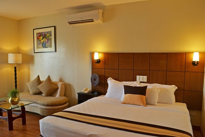 The Pinnacle Hotel And Suites