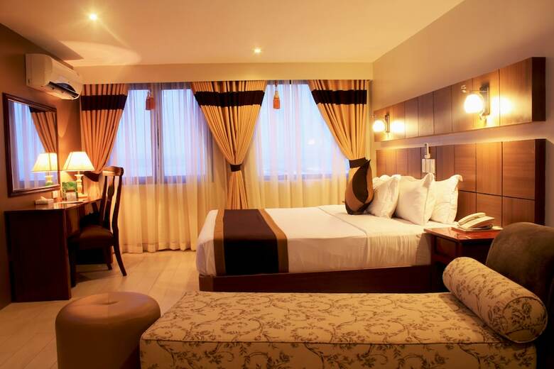 The Pinnacle Hotel And Suites