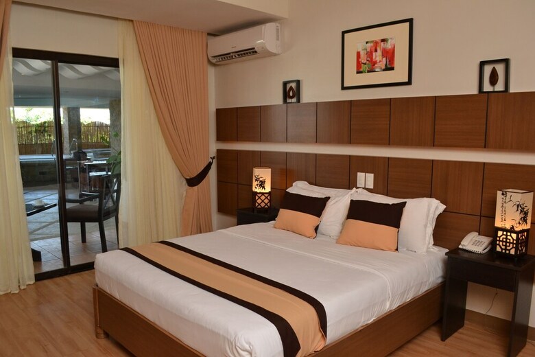 The Pinnacle Hotel And Suites