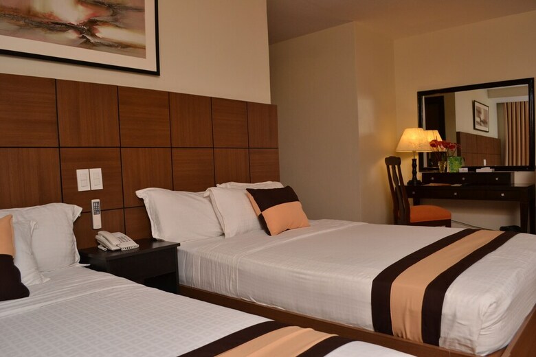 The Pinnacle Hotel And Suites