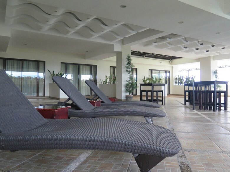 The Pinnacle Hotel And Suites